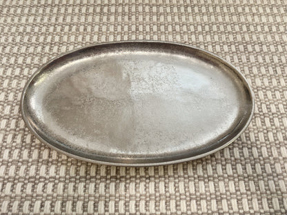 Bandeja decorativa ovalada en metal plateado - 37 cm de largo