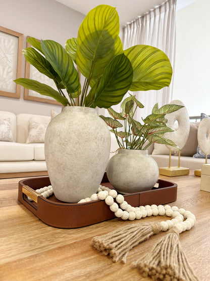 Bandeja rectangular de madera con polipiel marrón y asas doradas - set de 2 tamaños