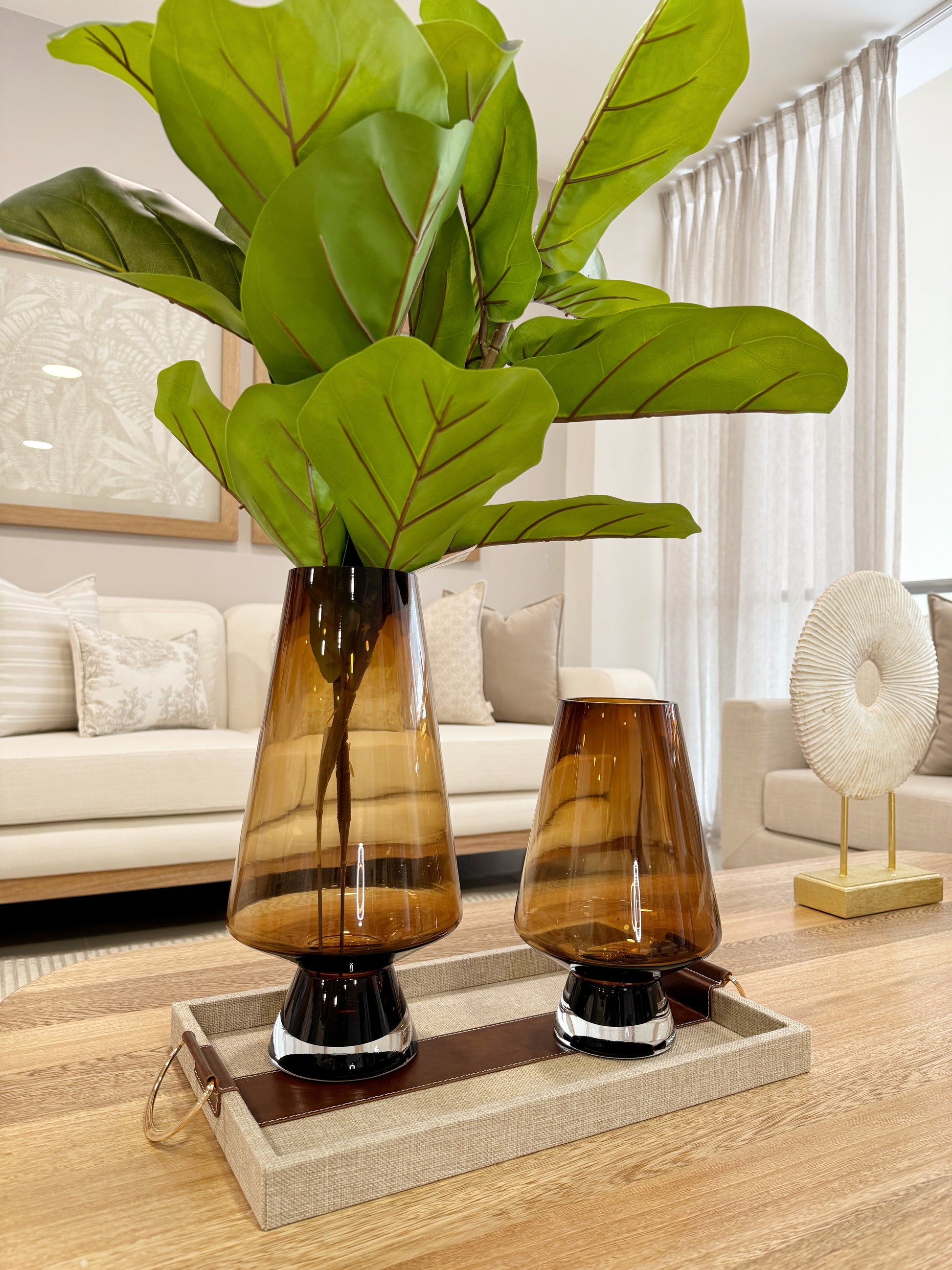 Bandeja rectangular de madera con polipiel marrón y asas doradas - set de 2 piezas