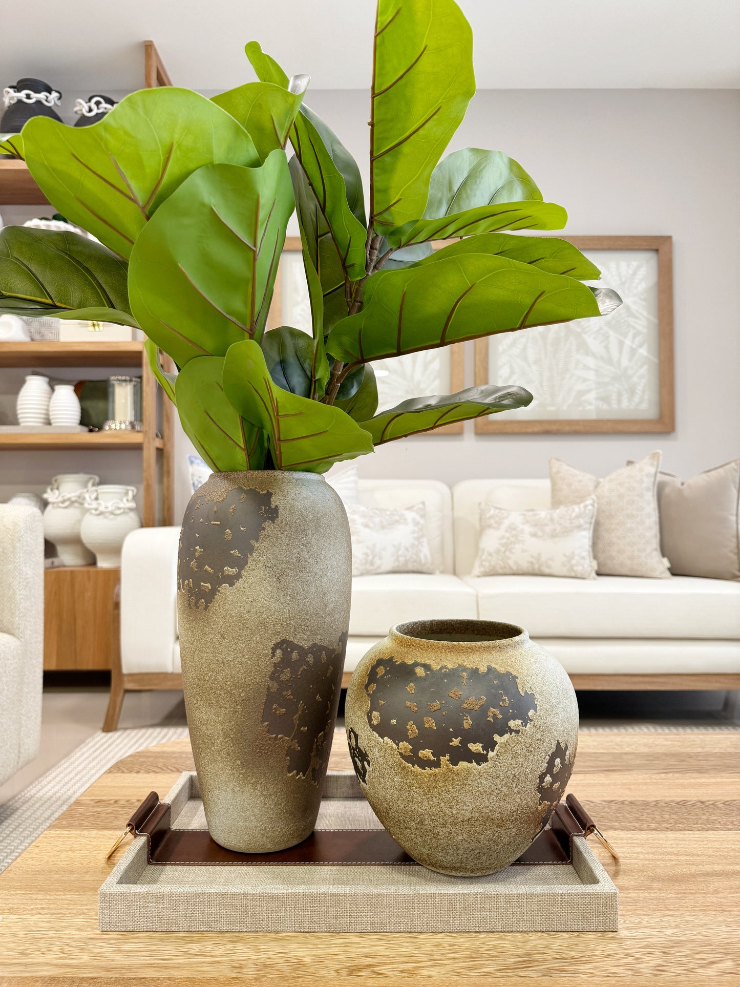 Set de bandejas rectangulares con revestimiento en polipiel marrón y asas de acero dorado