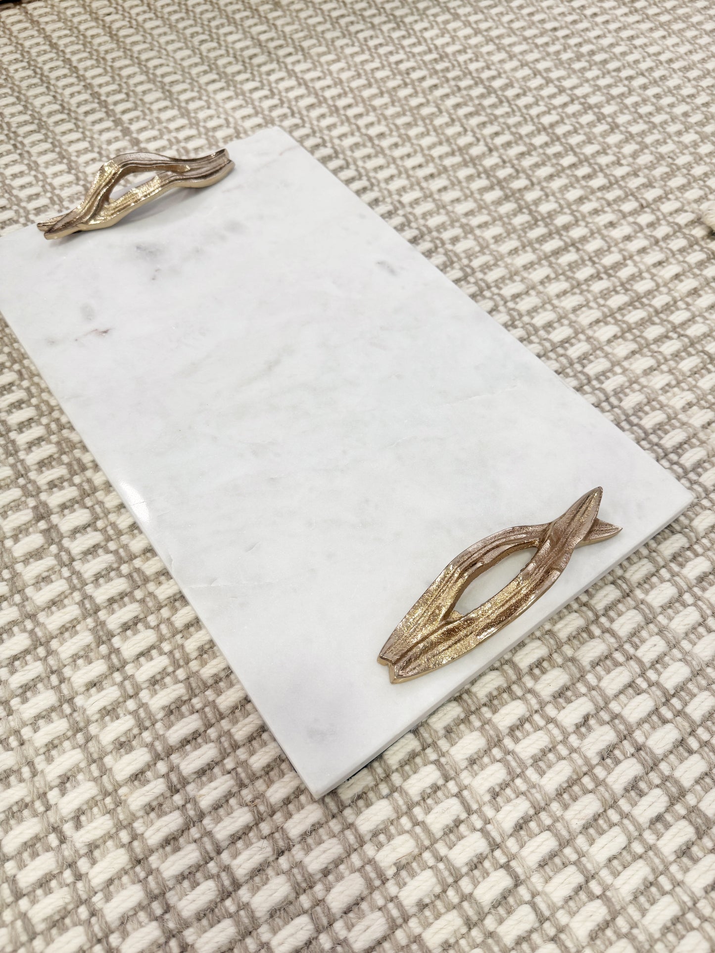 Bandeja rectangular de mármol blanco con asas doradas - base decorativa