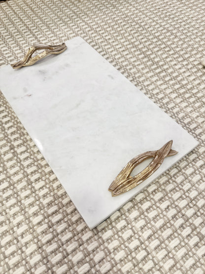 Bandeja rectangular de mármol blanco con asas doradas - base decorativa