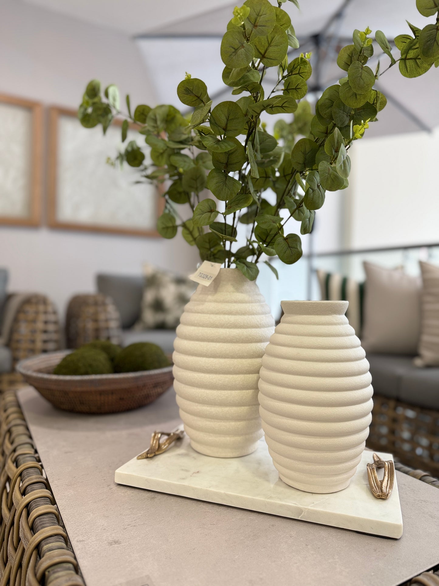 Bandeja decorativa de mármol con asas metálicas doradas - 38 cm de largo