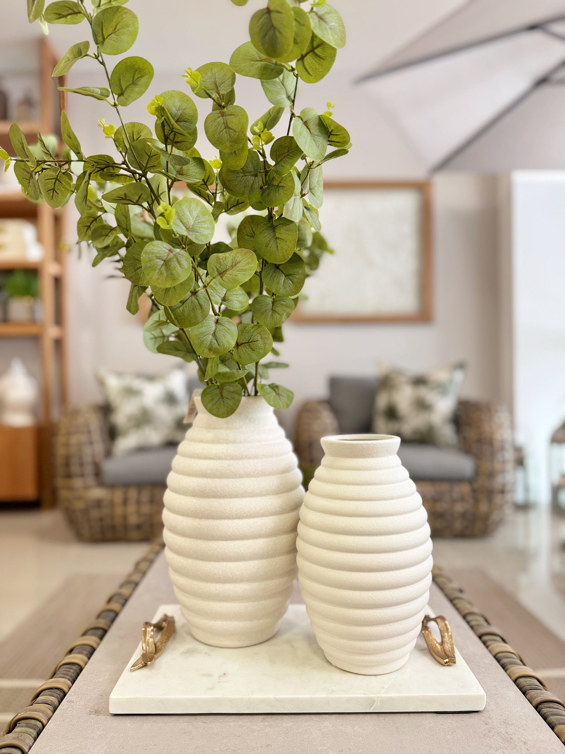 Bandeja de mármol blanco con asas doradas para mesa o consola