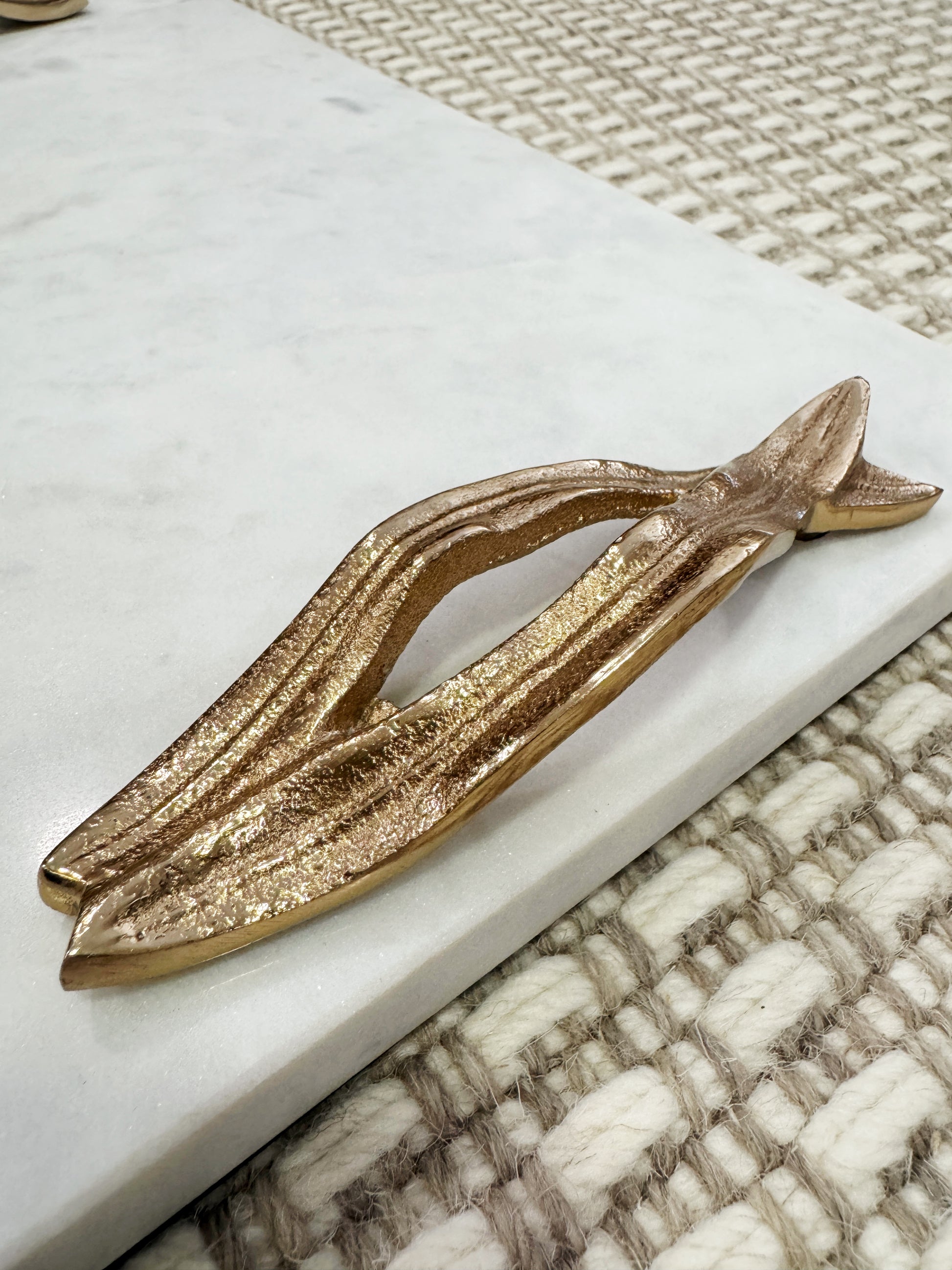 Base decorativa rectangular de mármol con asas de metal dorado