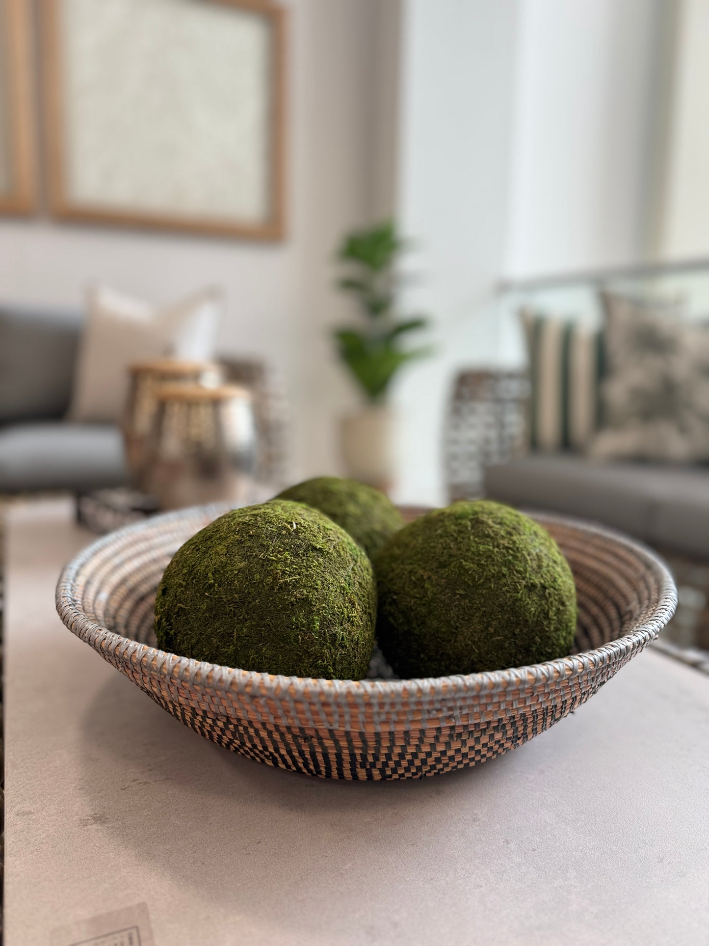 Bandeja redonda tejida en fibra natural de 41.5 cm de diámetro, ideal para decoración de sala y mesa de centro