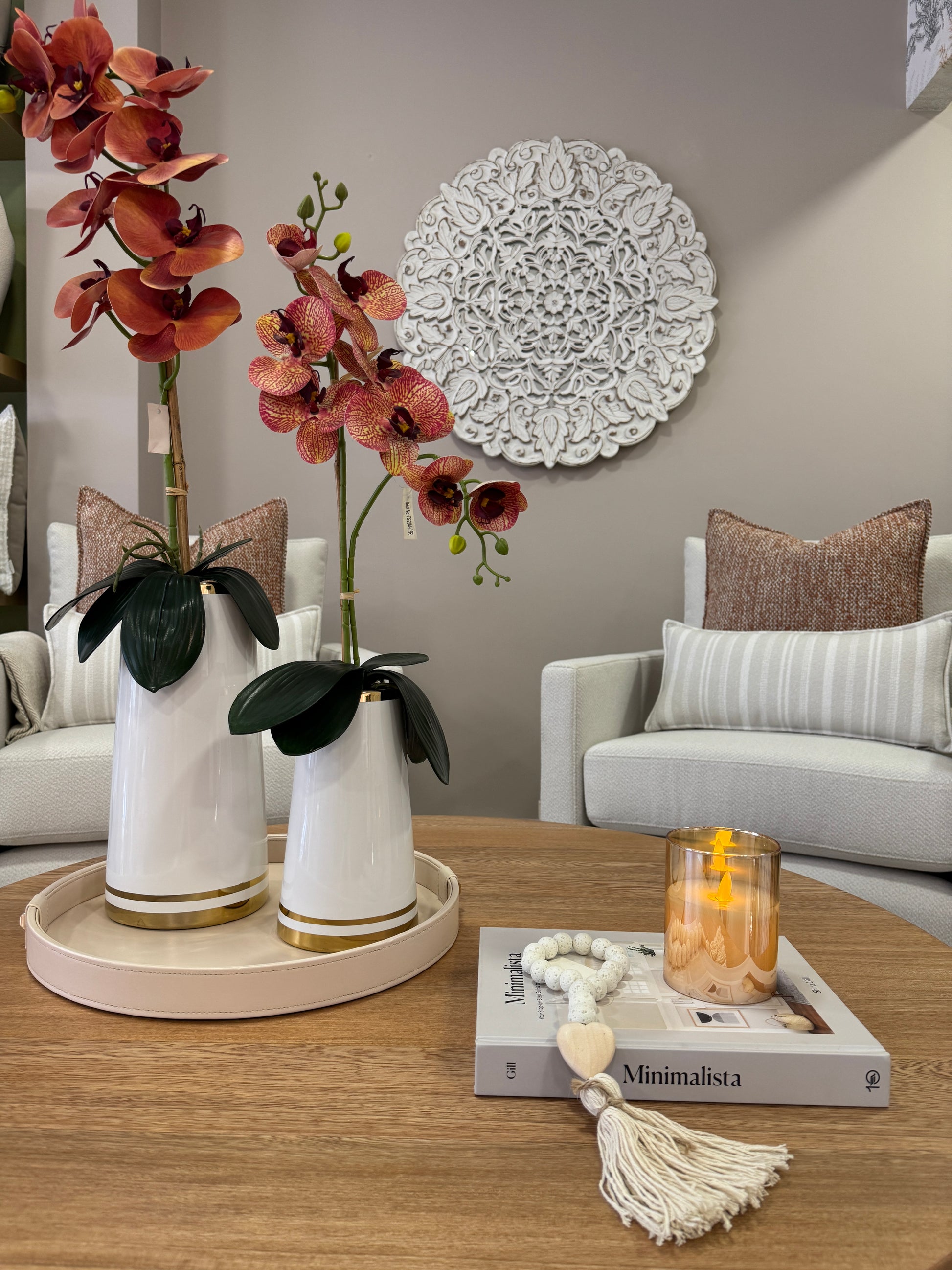 Bandeja decorativa redonda en polipiel beige con botón dorado central, acabado premium para decoración de interiores