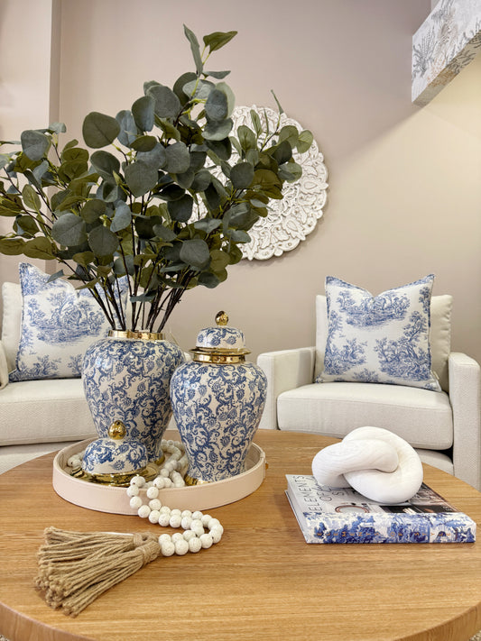 Bandeja redonda decorativa de madera revestida en polipiel beige con botón dorado central, disponible en 40cm y 36cm