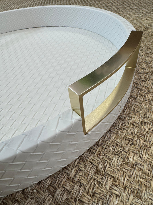 Bandeja redonda decorativa de madera con polipiel blanca y asas doradas en acero inoxidable, disponible en 45cm y 40cm