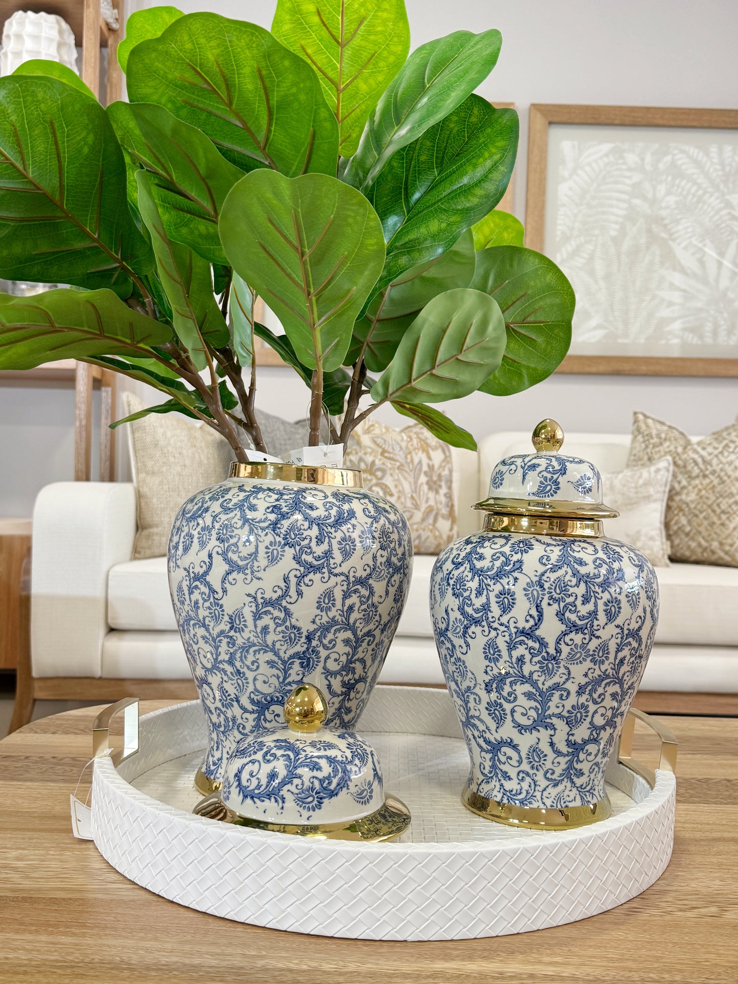 Bandeja decorativa redonda en polipiel blanca con asas doradas, diseño elegante para mesa de centro y sala