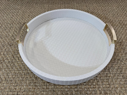 Bandeja decorativa redonda en polipiel blanca con asas metálicas doradas, estilo moderno y sofisticado