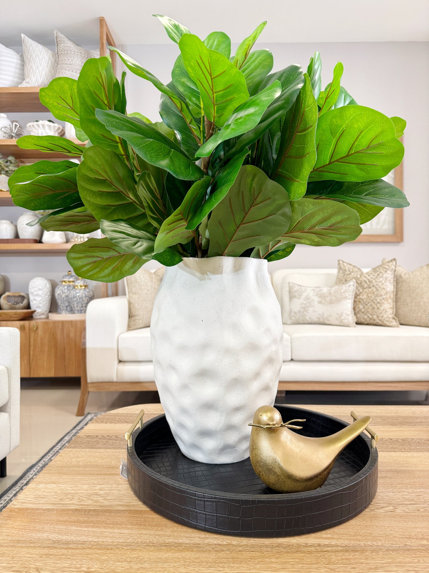 Bandeja decorativa redonda en polipiel negra con asas doradas, diseño elegante para mesa de centro y sala.
Figura decorativa pájaro en resina dorada 22 x 12 x 13cm, escultura elegante para mesa de centro