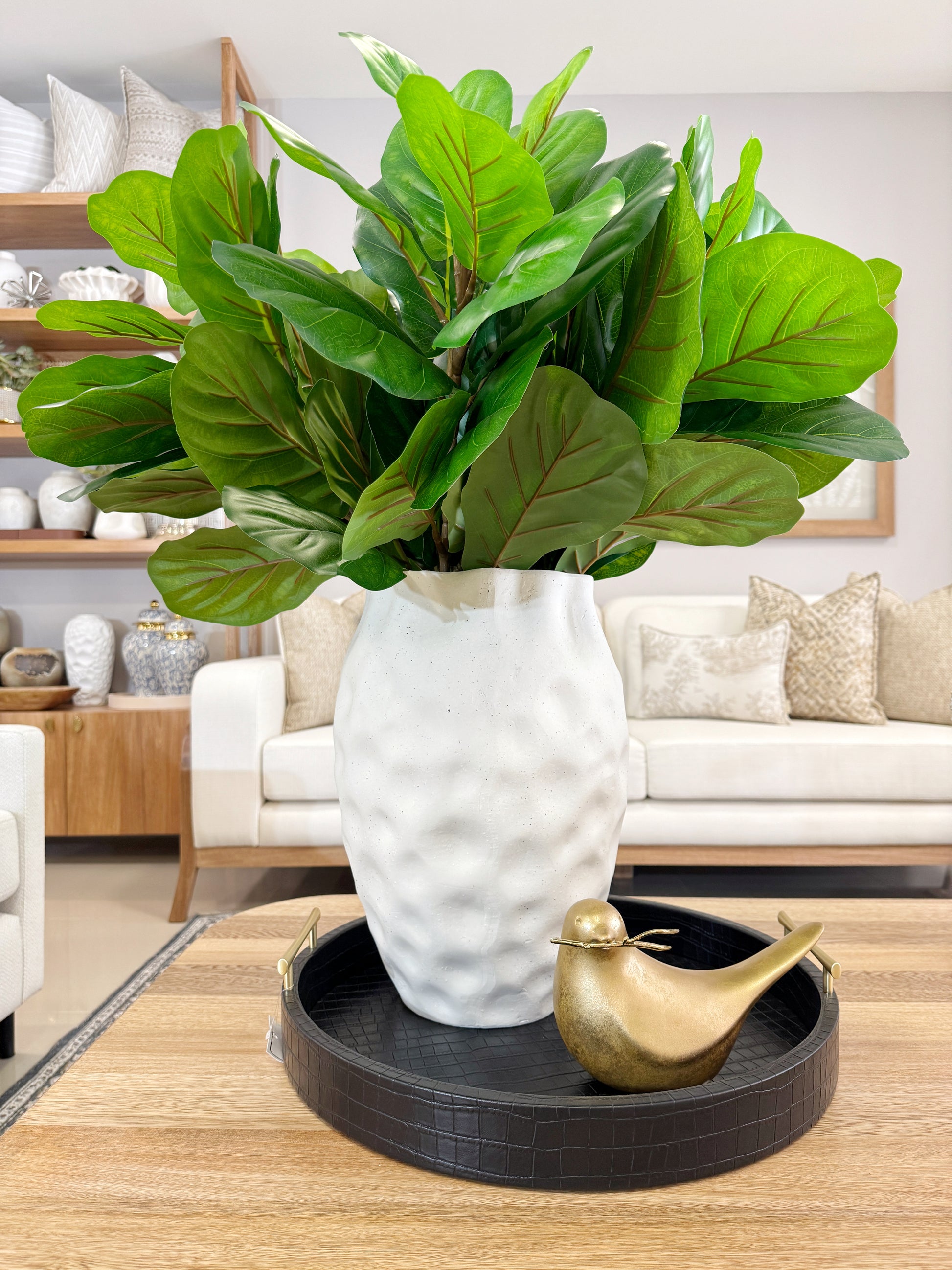 Bandeja decorativa redonda en polipiel negra con asas doradas, diseño elegante para mesa de centro y sala.
Figura decorativa pájaro en resina dorada 22 x 12 x 13cm, escultura elegante para mesa de centro