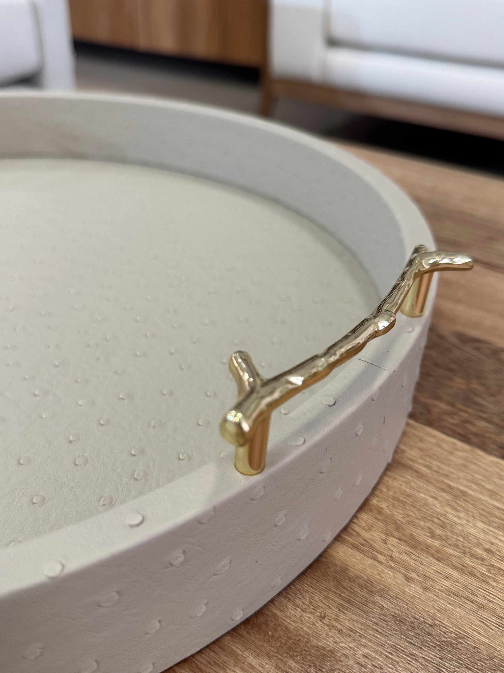 Bandeja redonda decorativa de madera con polipiel taupe y asas doradas en acero inoxidable, disponible en 45cm y 40cm