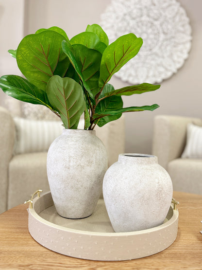 Bandeja decorativa redonda en polipiel taupe con asas doradas, diseño elegante para mesa de centro y sala