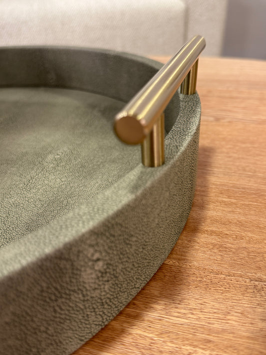 Bandeja redonda decorativa de madera con polipiel verde olivo y asas doradas en acero inoxidable, 40cm de diámetro