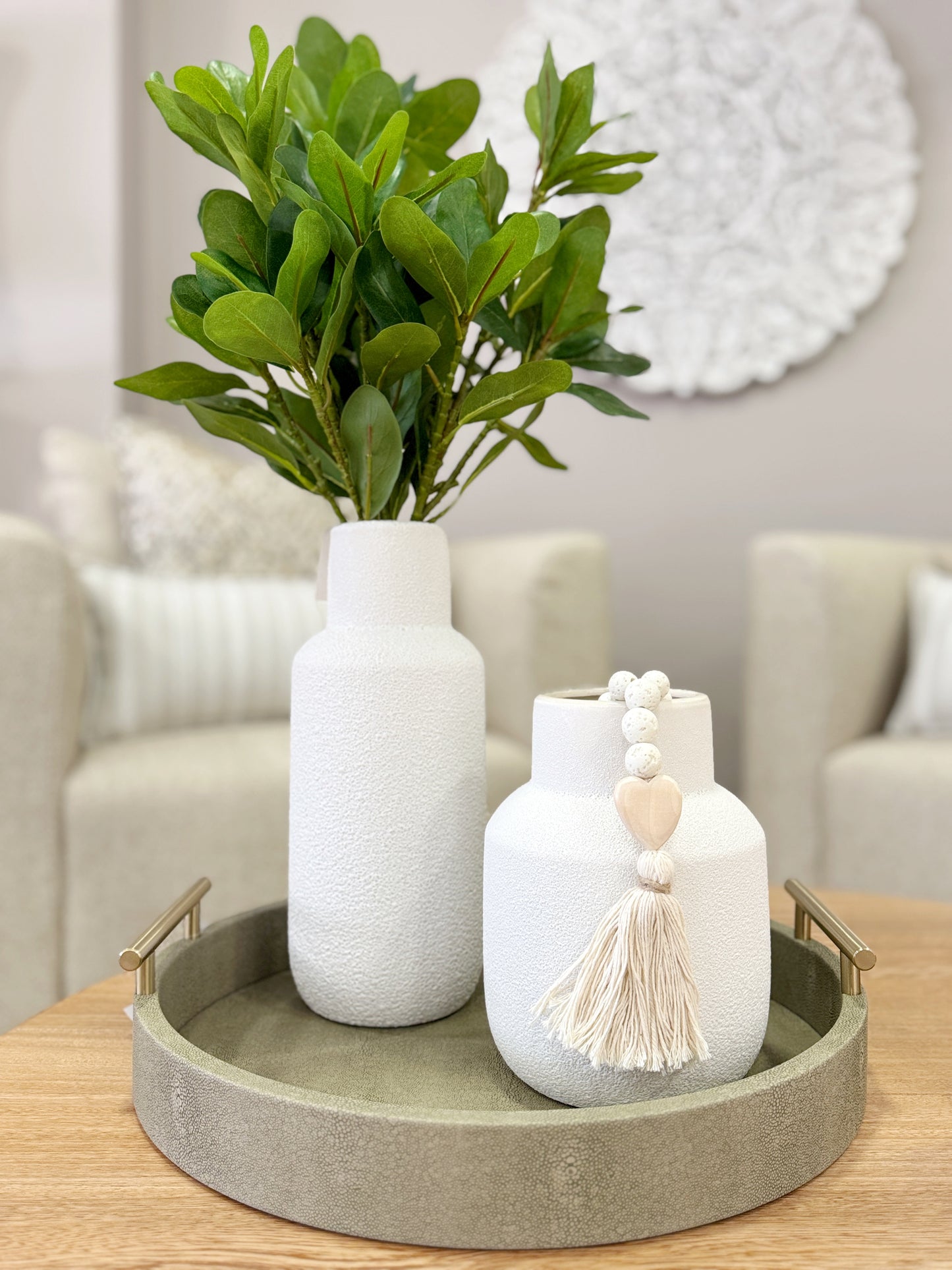 Bandeja decorativa redonda en polipiel verde olivo con asas doradas, diseño elegante para mesa de centro y sala