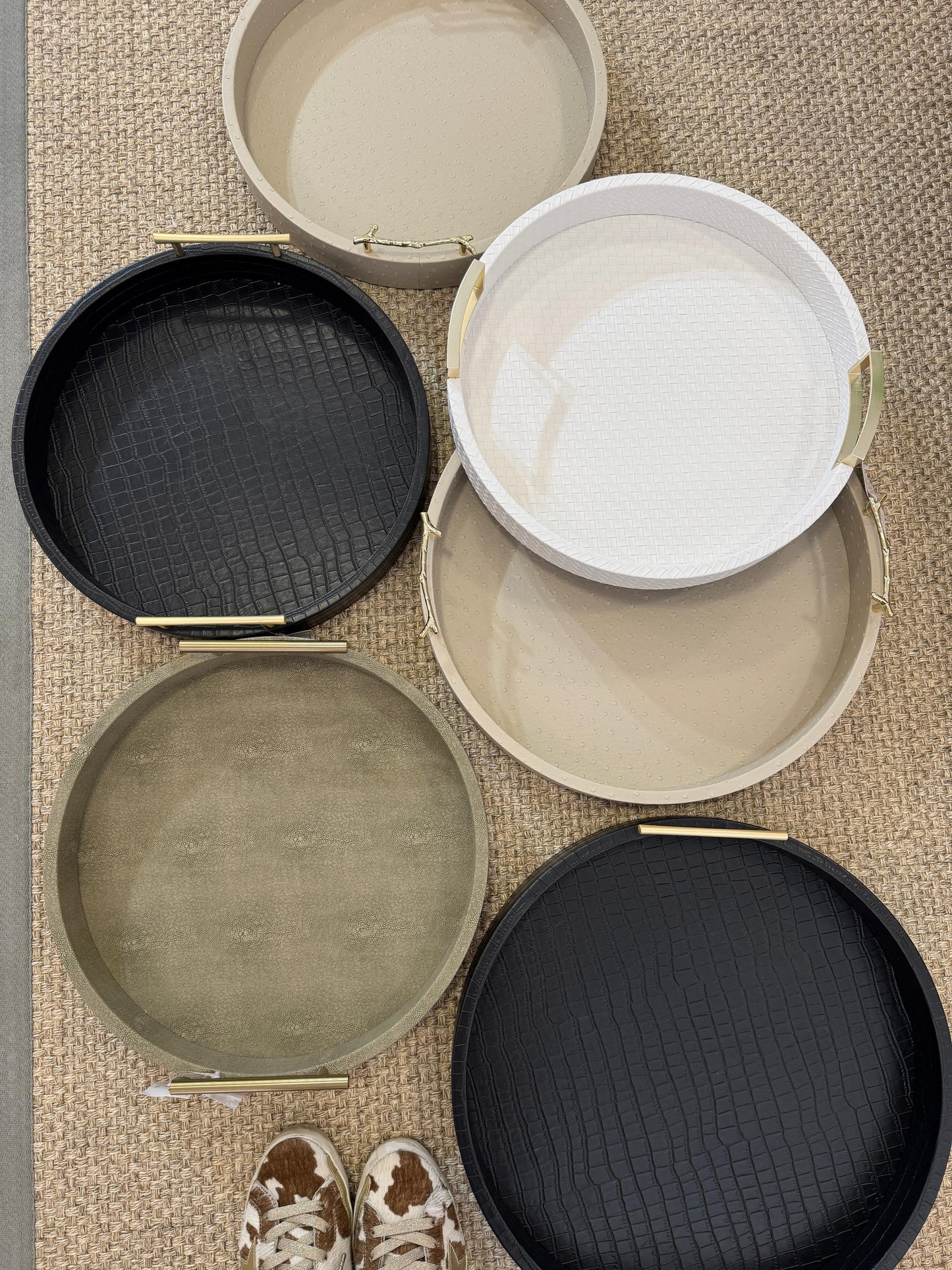 Bandeja decorativa redonda con asas doradas en acero inoxidable, diseño minimalista y funcional