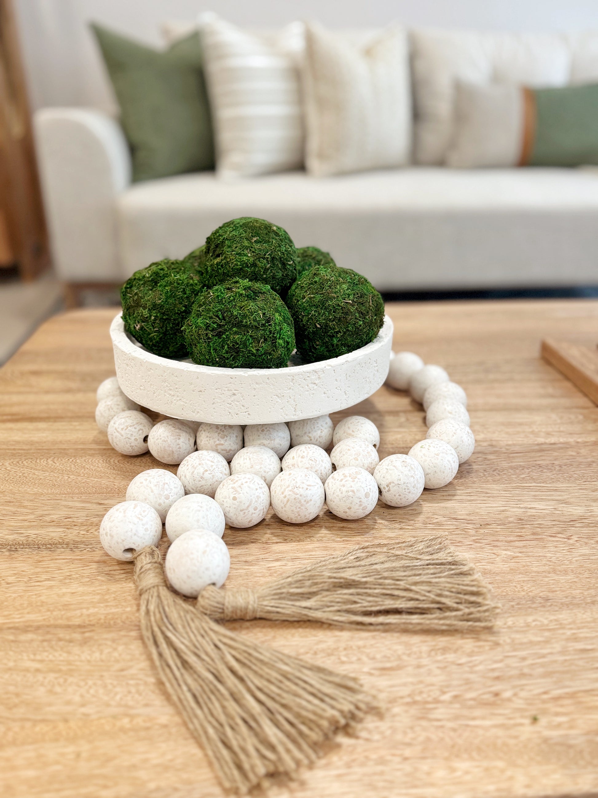 Bolas de musgo decorativas en bandeja, arreglo natural para mesa de centro y decoración de sala