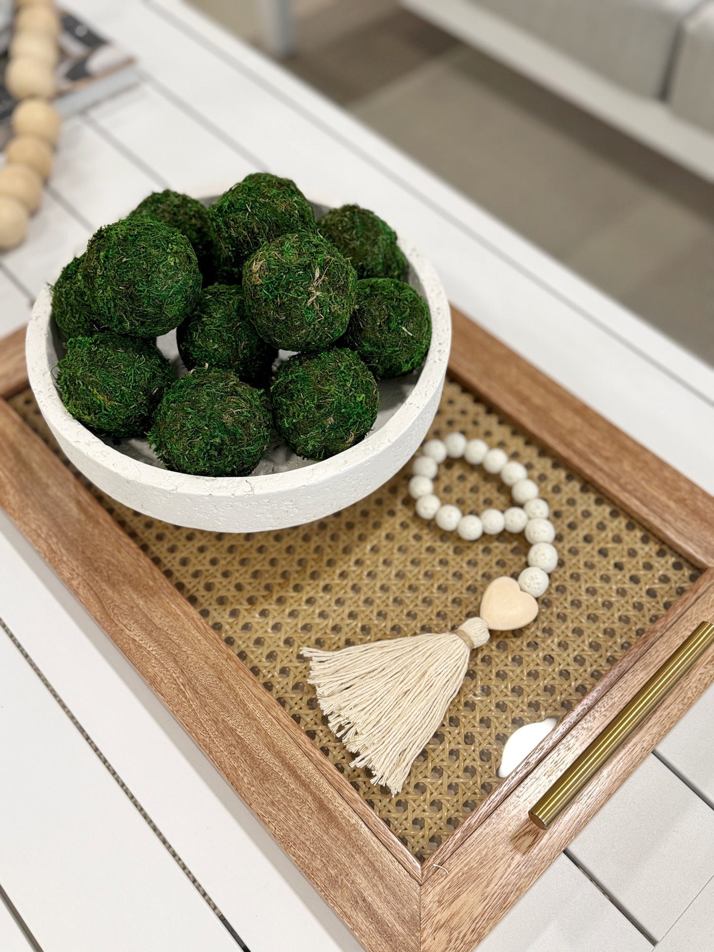 Bolas decorativas de musgo natural en diferentes tamaños, accesorios orgánicos para decoración de interiores.
Lazo decorativo de borlas blancas en marmolina con corazón de madera