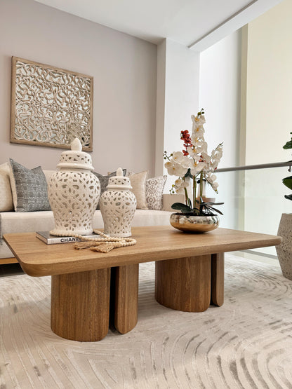 Bowl cromado color dorado con orquídeas artificiales blancas, centro de mesa elegante para sala