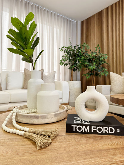 Detalle de caja decorativa en forma de libro con tapa y diseño moderno