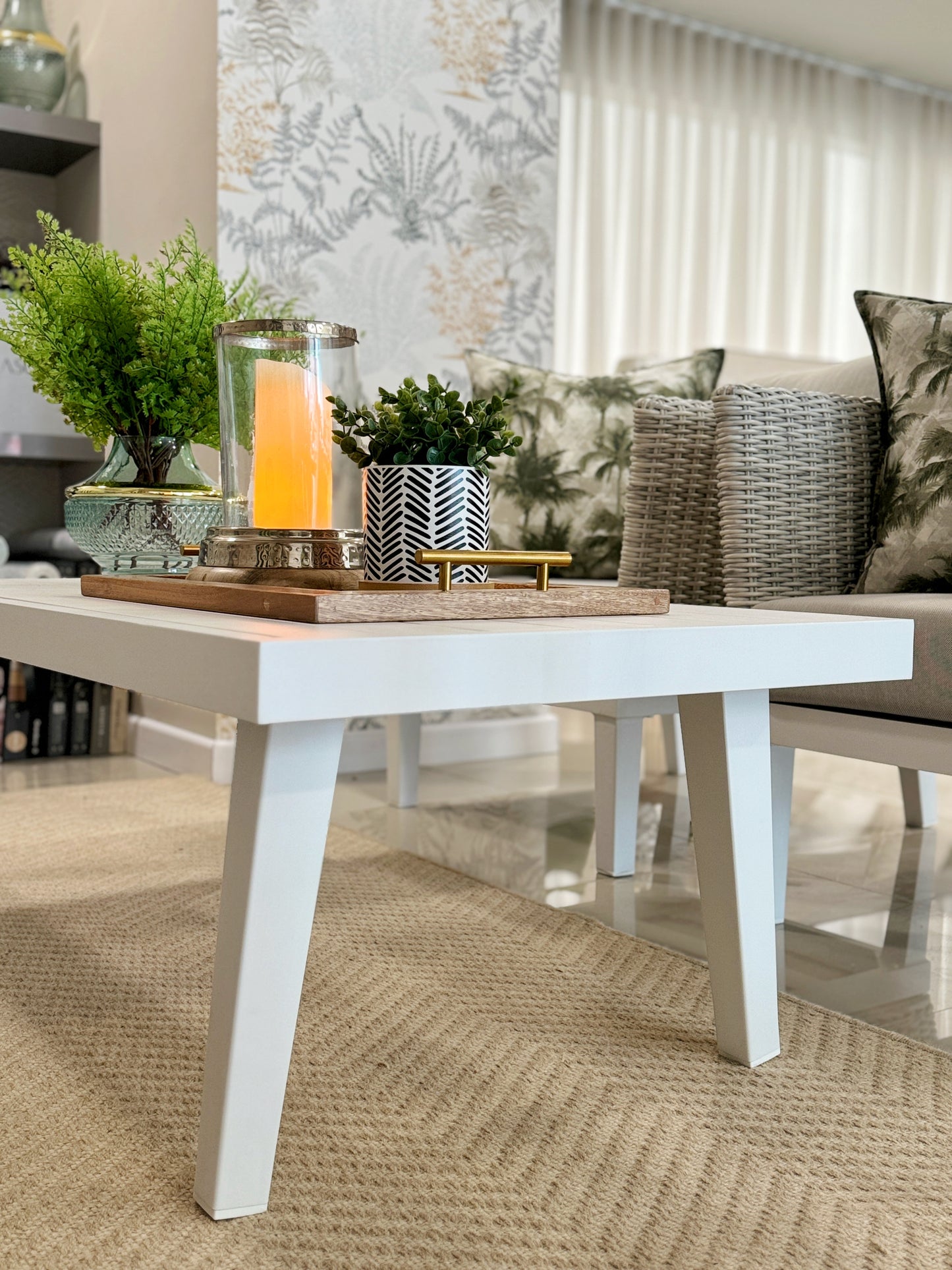 Detalle de candelabro de cristal claro con base de madera natural, portavelas decorativo para mesa de centro