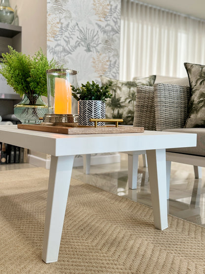 Detalle de candelabro de cristal claro con base de madera natural, portavelas decorativo para mesa de centro