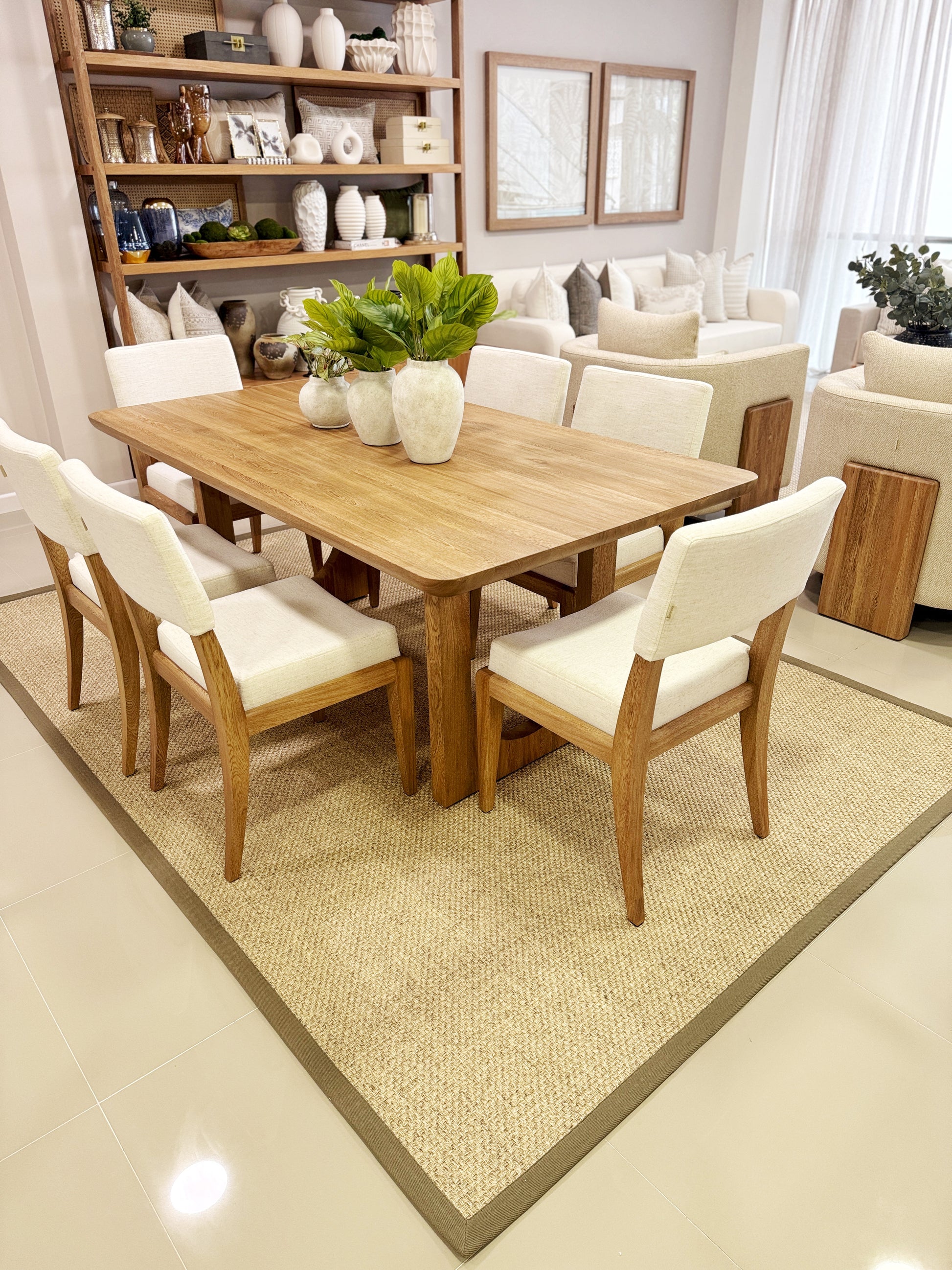 Mesa de comedor en madera maciza flor morado 180cm con sillas tapizadas, mobiliario interior elegante