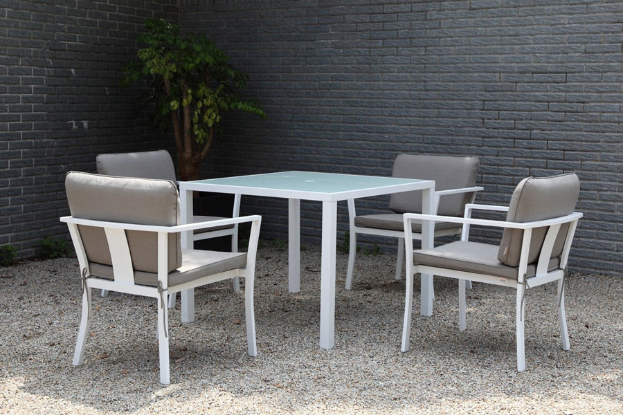 Detalle de comedor BALI cuadrado blanco, mesa de aluminio con orificio para sombrilla y sillas