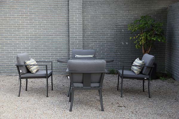 Vista de comedor BALI redondo negro, mesa de aluminio con orificio para sombrilla para terraza