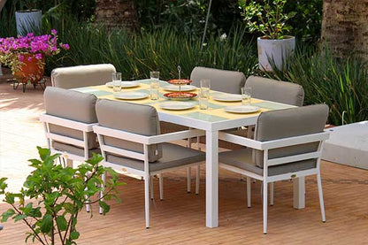 Detalle de comedor CADAQUES blanco, mesa y sillas de aluminio con cojines taupe para terraza