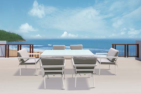 Detalle de comedor CADAQUES blanco, mesa y sillas de aluminio con cojines para terraza