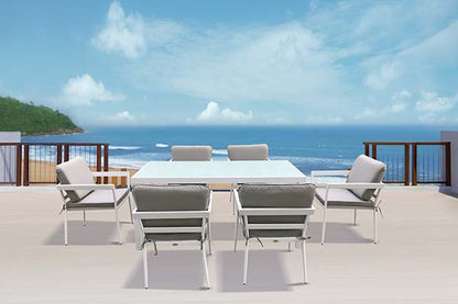 Detalle de comedor CADAQUES blanco, mesa y sillas de aluminio con cojines para terraza