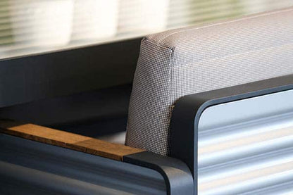 Detalle de comedor PORTLAND, mesa con vidrio templado y aluminio corrugado, sillas de aluminio negro
