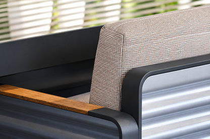 Detalle de silla del Comedor PORTLAND con apoyabrazos en madera teca