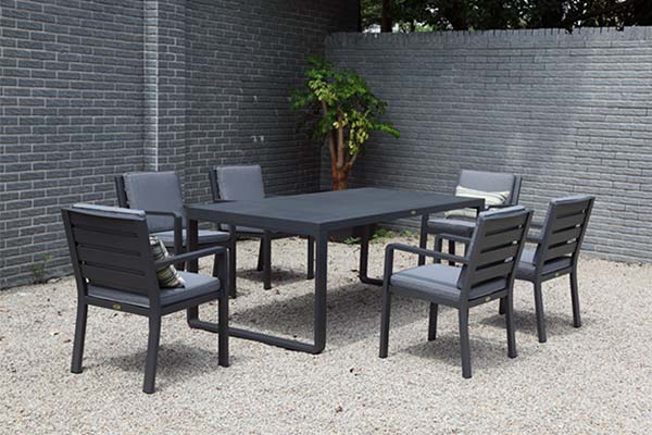 Vista de comedor PORTO, mesa y sillas de aluminio con cojines para terraza cubierta
