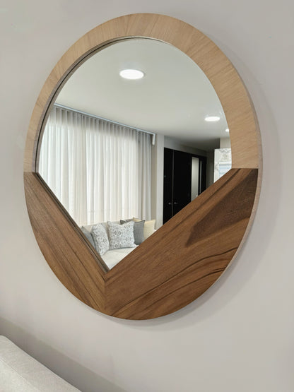 Detalle de espejo redondo de pared en chapilla de madera, espejo decorativo grande para sala