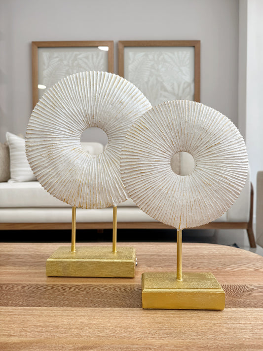 Figura decorativa orgánica blanca con detalles dorados en resina y base de madera, disponible en 41cm y 33cm
