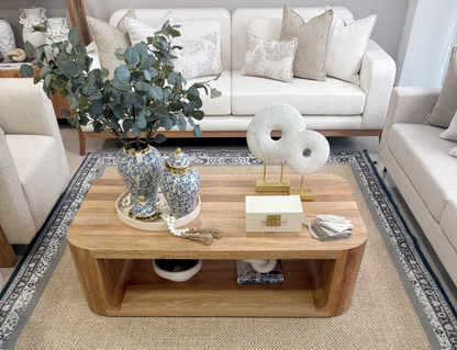 Detalle de figura decorativa orgánica blanca con detalles dorados, escultura en resina con base de madera