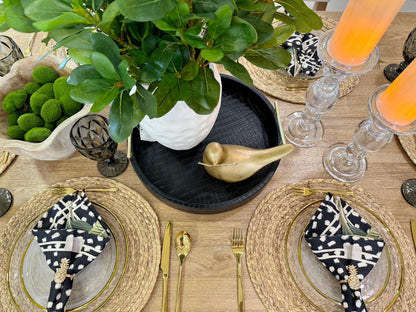 Detalle de figura decorativa pájaro en resina dorada, escultura moderna para decoración de interiores