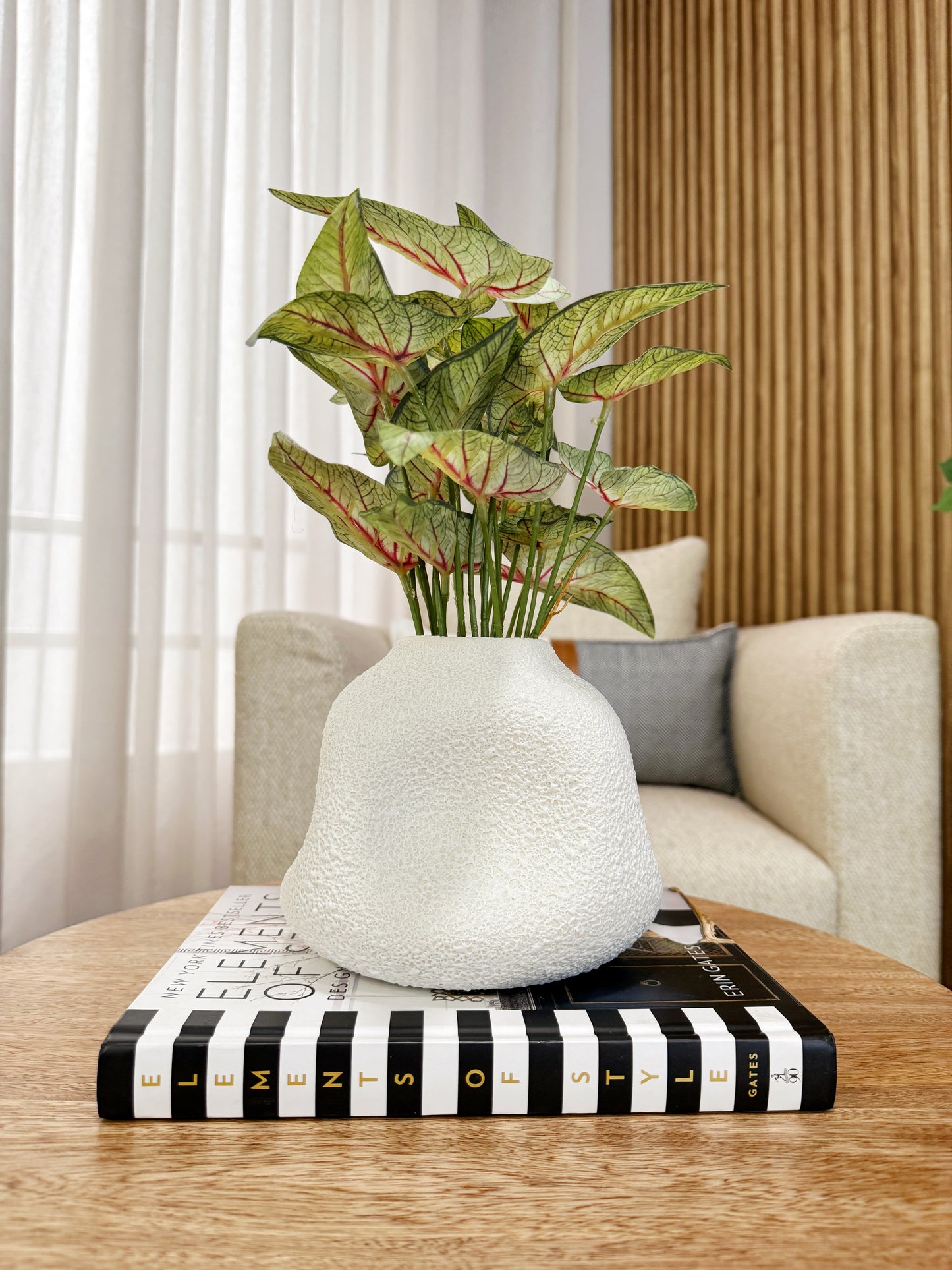 Jarrón blanco en resina con textura Ø 17 x 14cm, florero decorativo para mesa de centro