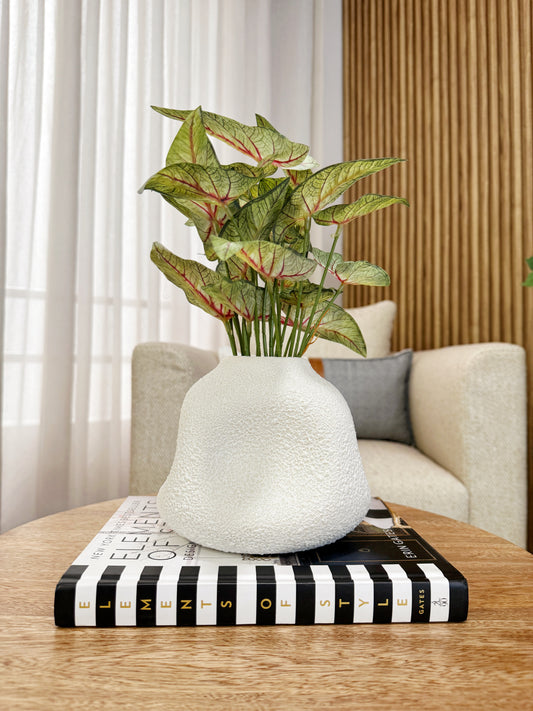 Jarrón blanco en resina con textura Ø 17 x 14cm, florero decorativo para mesa de centro