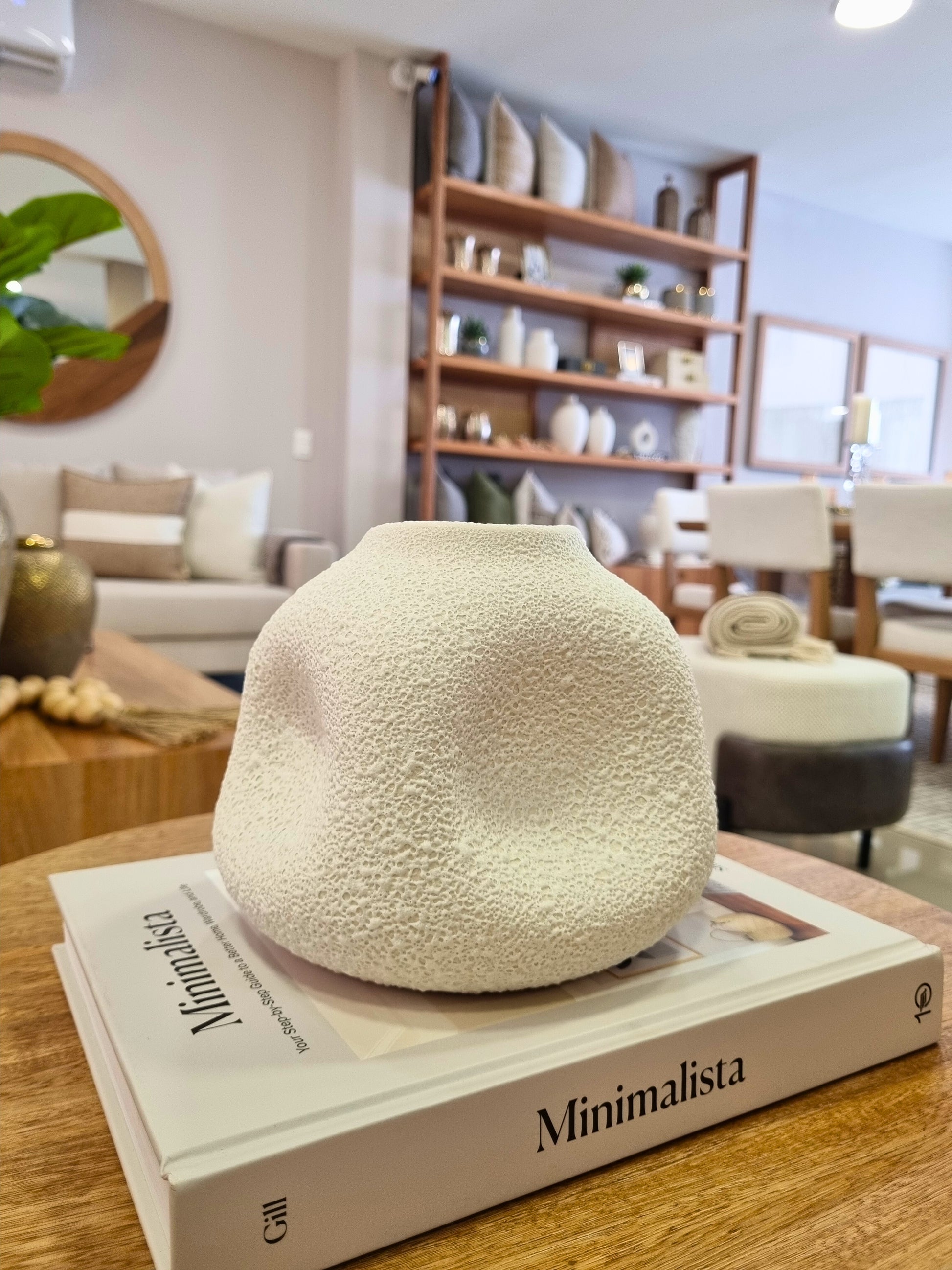 Detalle de jarrón blanco en resina con textura, florero decorativo moderno para sala