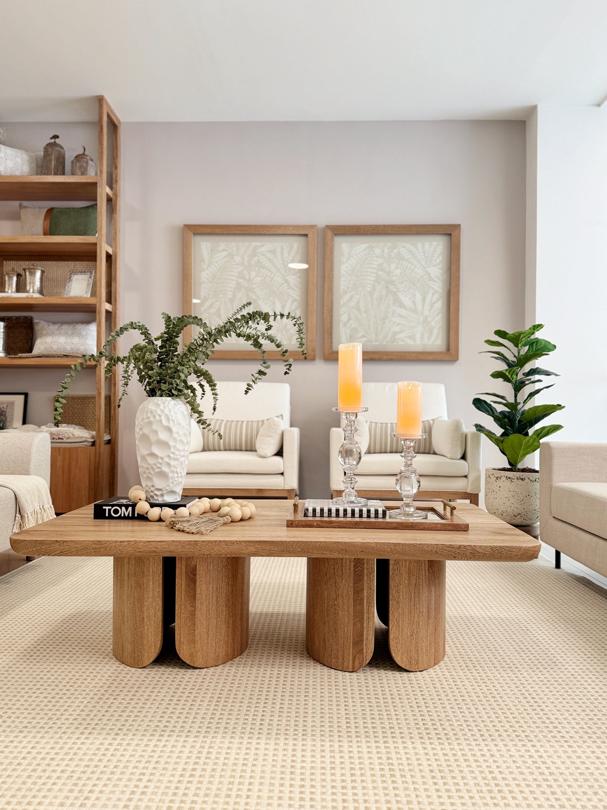 Detalle de jarrón decorativo en cerámica blanca, florero alto para decoración de interiores