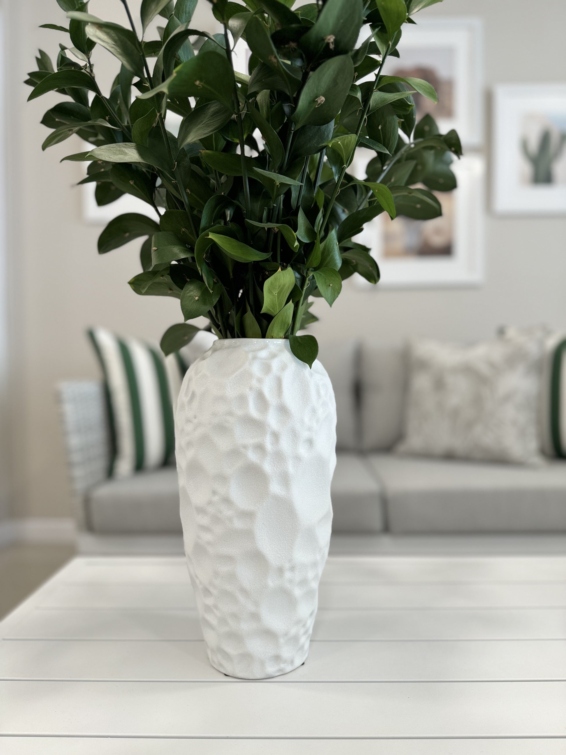 Detalle de jarrón en cerámica blanca 40cm de altura, florero decorativo minimalista