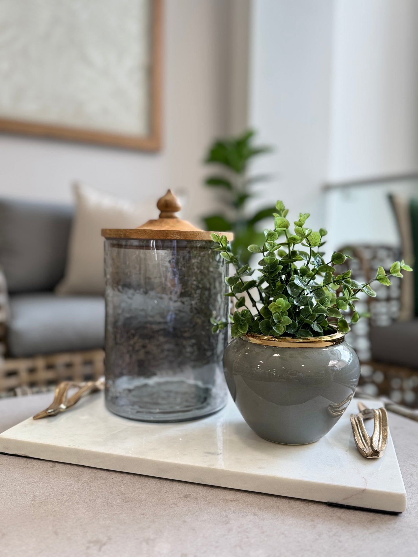 Jarrón de cerámica gris con borde dorado Ø 14 x 11cm, florero decorativo con acabado brillante