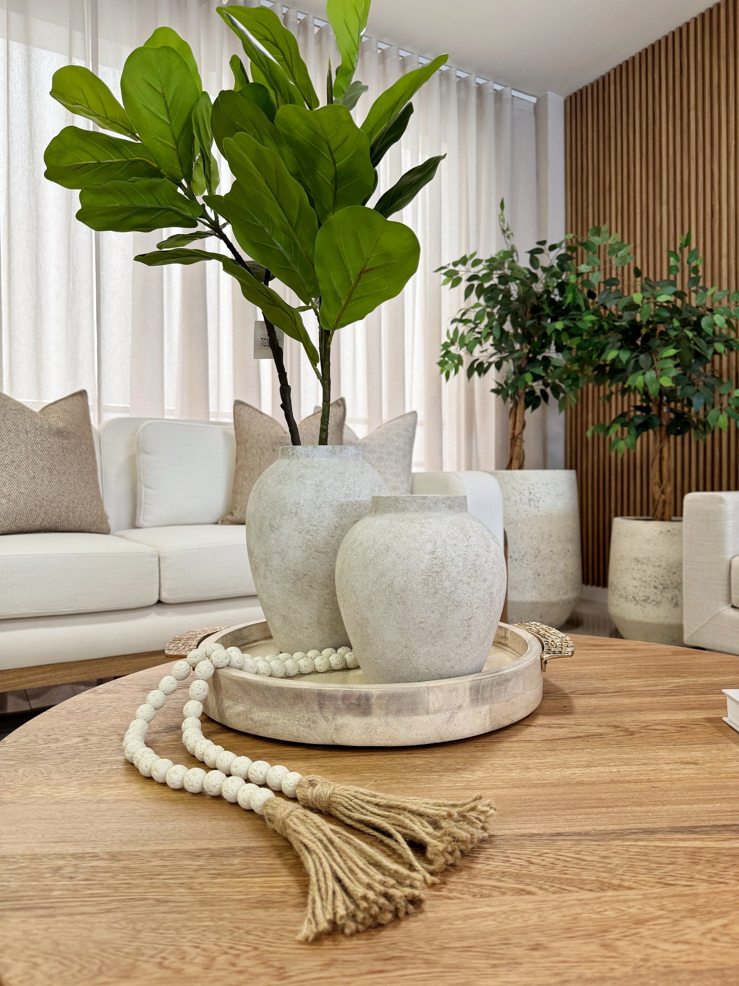 Detalle de jarrones blancos grisáceos en resina, floreros decorativos modernos para sala