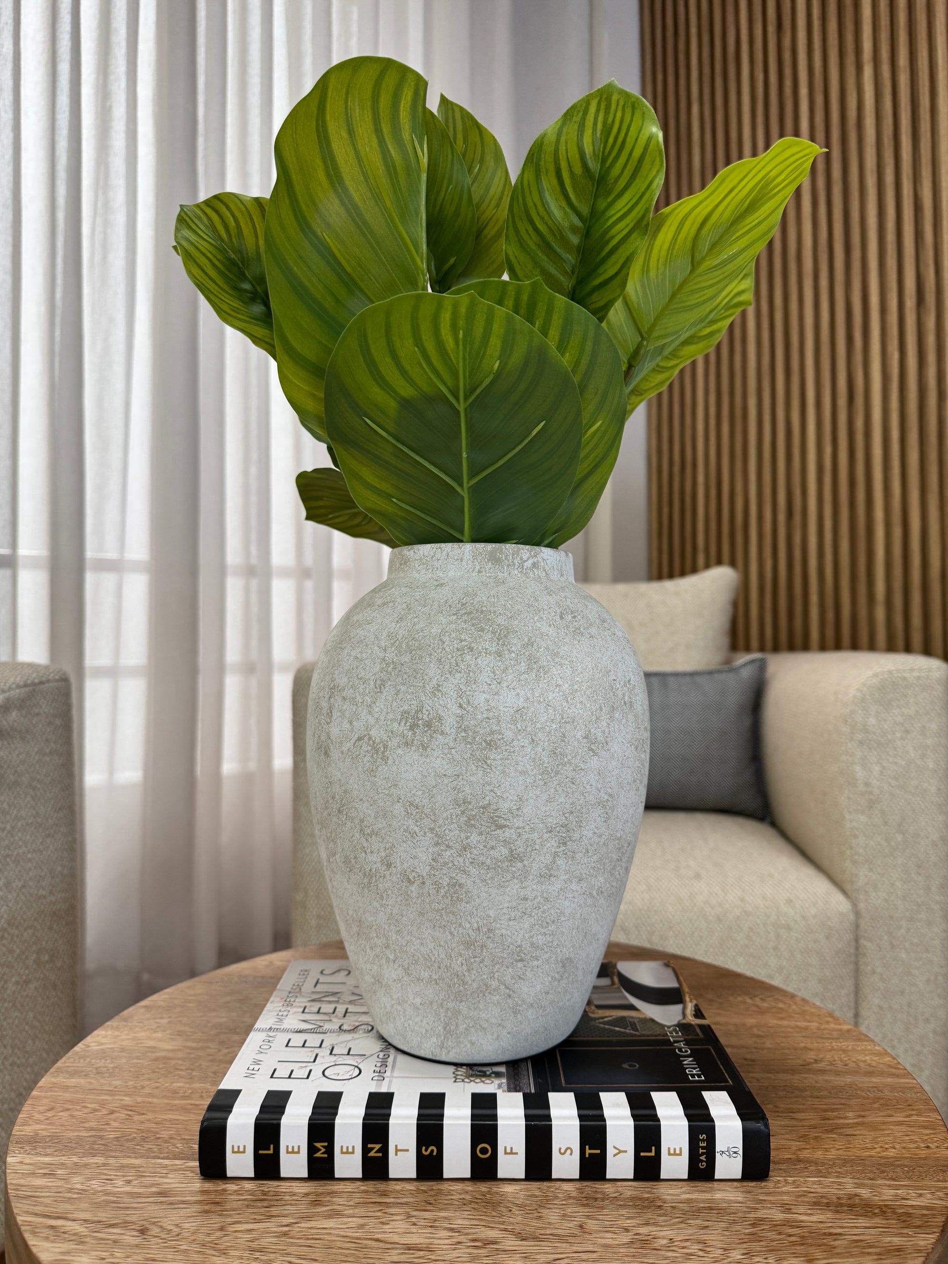 Jarrones decorativos blancos grisáceos en resina, floreros para sala y mesa de centro