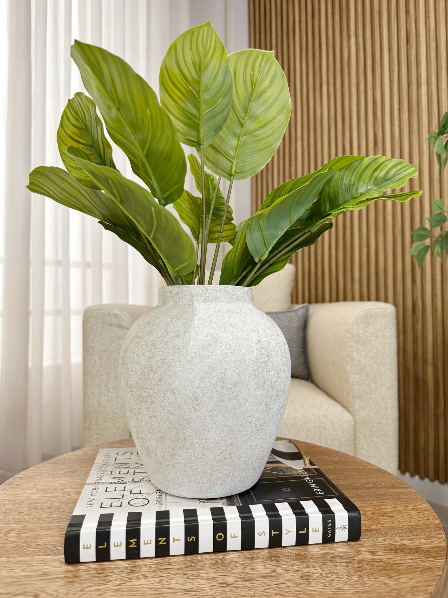 Detalle de jarrones en resina blanco grisáceo, floreros minimalistas para decoración